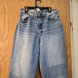 Cute high waisted light blue jeans. Great condition.